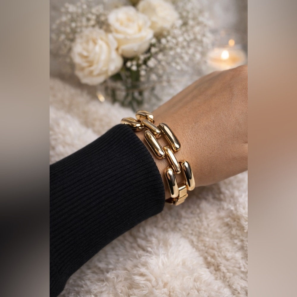 Banana Republic chunky link gold tone statement bracelet